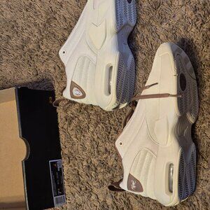 Jordan Max Aura 6 “Legend Light Brown” – Women’s 7.5 (DS) – FQ7943‑200